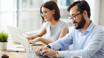 device-lifecycle-management - two office workers using laptop (2)